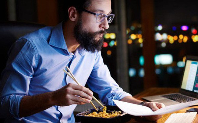 Việc ăn uống không lành mạnh cũng khiến chúng ta dễ bị đói về đêm.