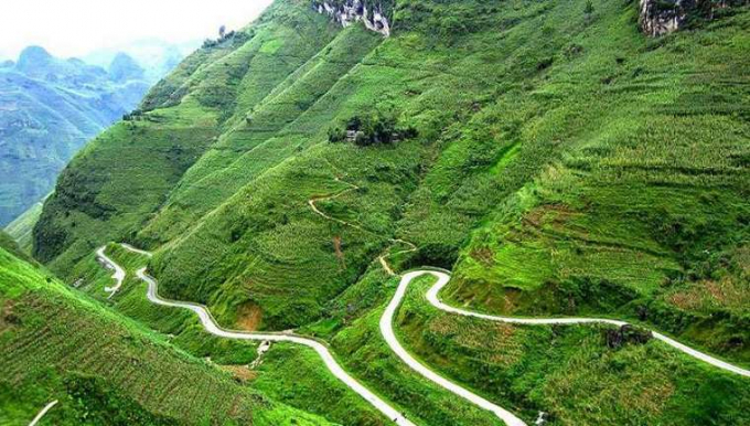 Khung cảnh hùng vĩ của mảnh đất cực Bắc Tổ quốc mùa nào cũng đáng đi, đáng chiêm ngưỡng, trên đường đi bạn sẽ bắt gặp những nơi có nhưng con đường chạy ngút lên trời xanh, những nơi hình hài đất nước nổi lên như bản đồ.