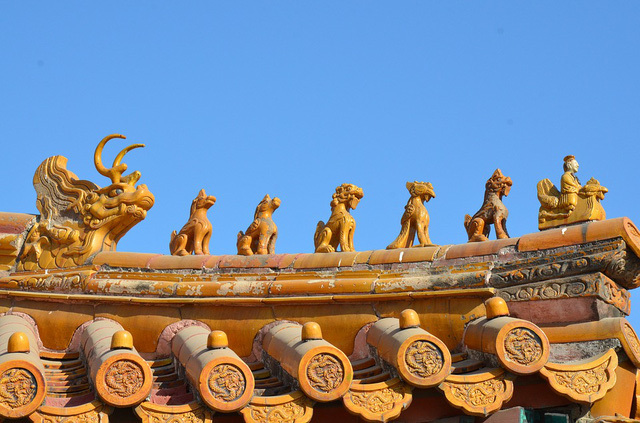 Tại Tử Cấm Thành có nhiều nơi được chạm khắc nổi bằng bia đá.
