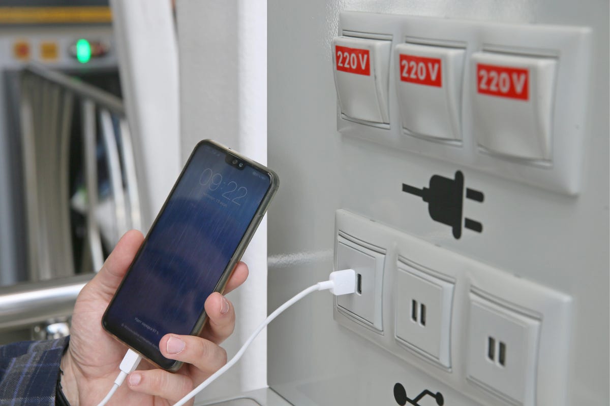 Bộ sạc công cộng ở sân bay có thể khiến bạn gặp hacker.