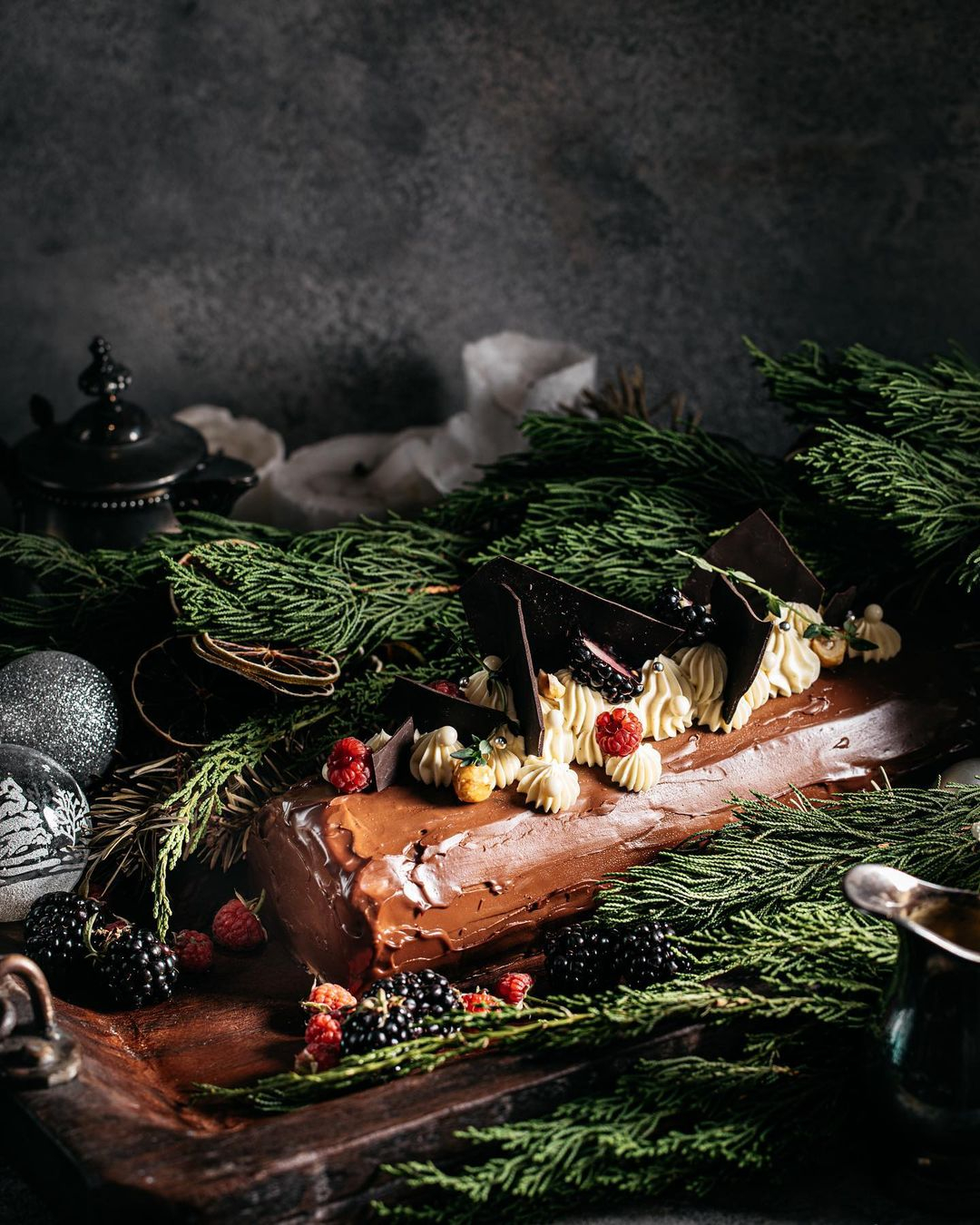 Thấy bánh khúc cây là thấy Noel. Ảnh: @thevagabond.saigon.