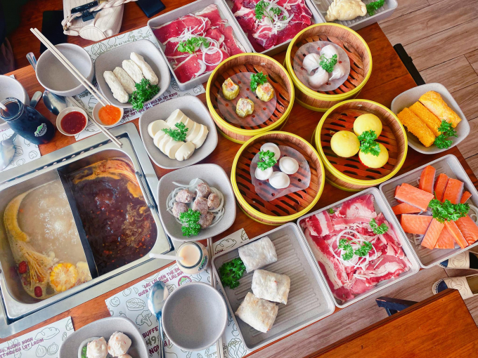 Ăn buffet ở Đà Lạt vẫn không có lỗi với cơ thể nếu bạn biết chọn lọc. Ảnh: Kim Ngân Nguyễn.