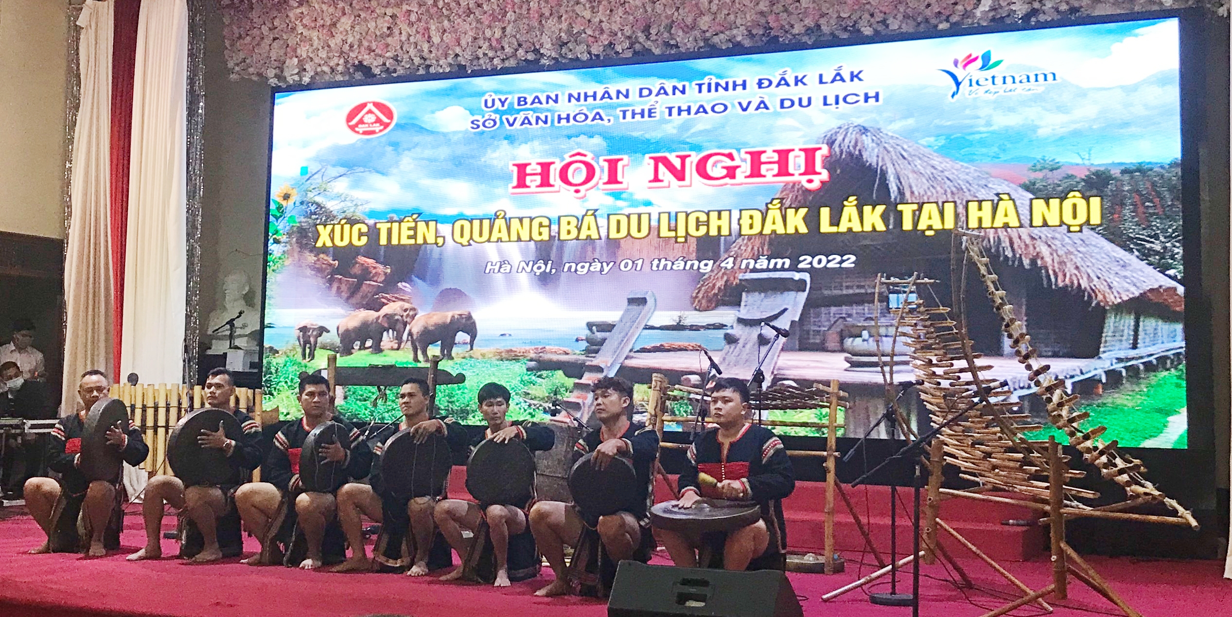 Tiết mục văn nghệ chào mừng hội nghị xúc tiến, quảng bá du lịch Đắk Lắk tại Hà Nội.