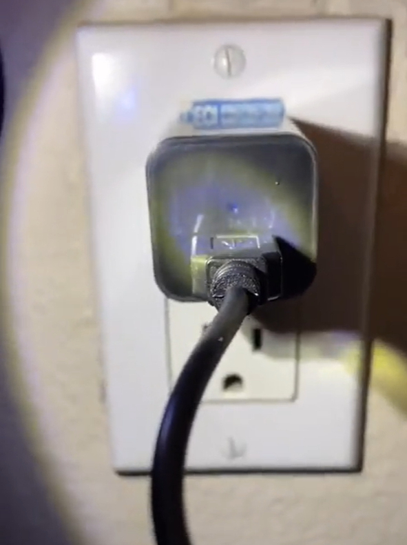 Bạn có thể thấy lỗ nhỏ trên chuôi sạch có phản chiếu màu xanh - đây là một camera giấu kín đấy