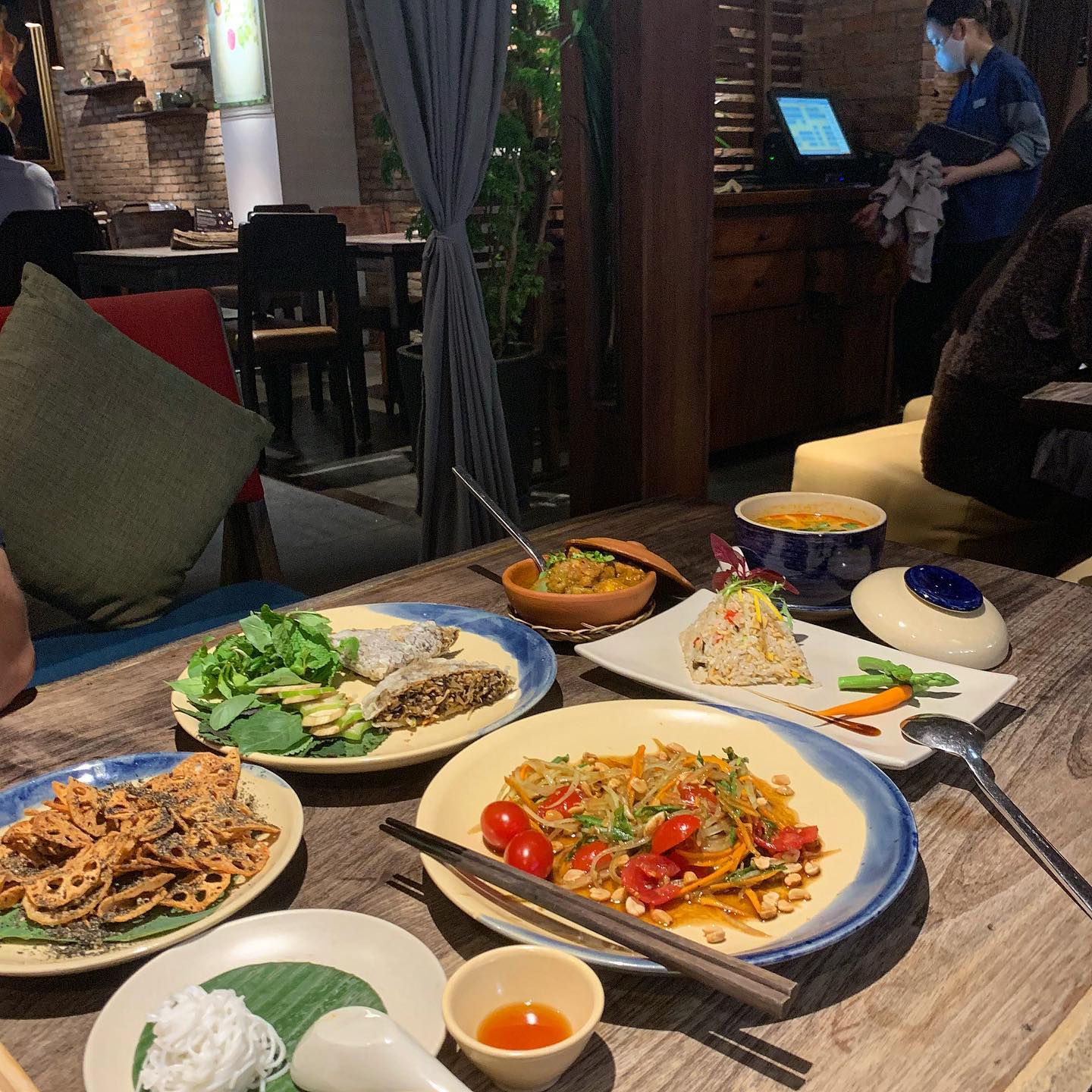 Rau củ kho chao đỏ, canh chua cay nhà hum, nem vuông ăn kèm bún... Ảnh: @sllydianngon.hi
