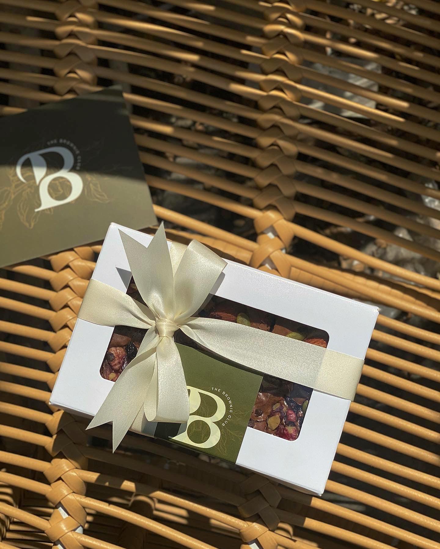 Hộp quà xinh xắn, đơn giản cho Valentine. Ảnh: @thebrownieclub.sg