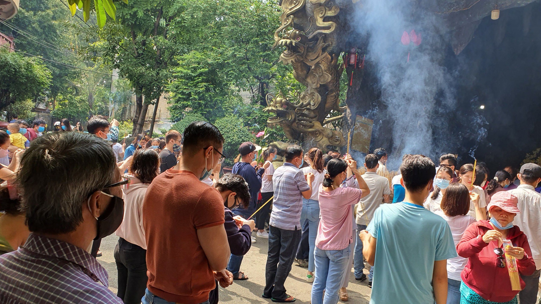 Người dân đổ xô đến chùa lễ Phật vào Rằm tháng Giêng. Ảnh: Báo Thanh Niên