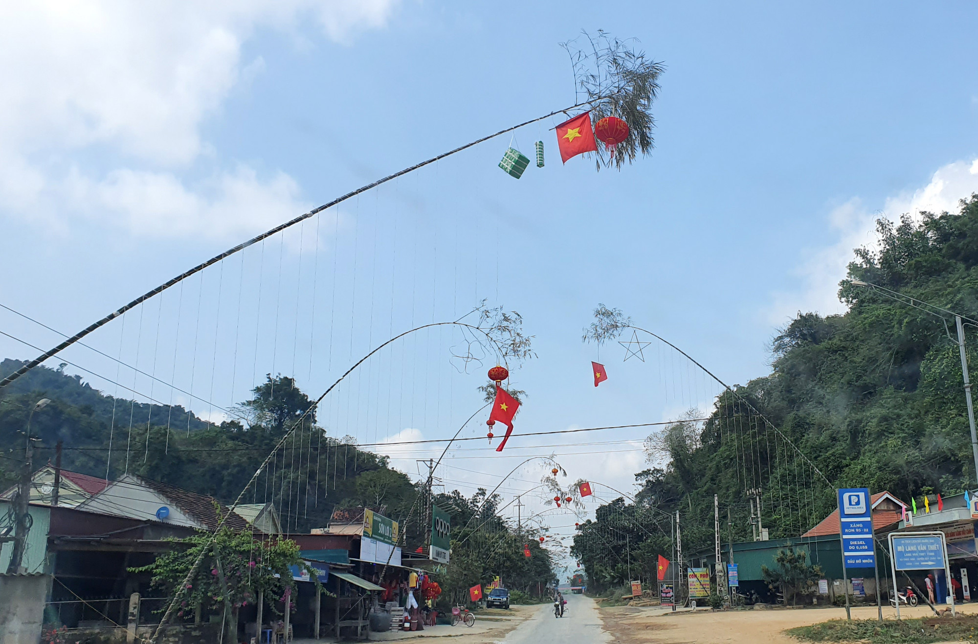 Cây nêu ngày Tết gợi nhớ về sự dũng cảm của dân tộc ta, đồng thời thể hiện sự biết ơn với ơn trên