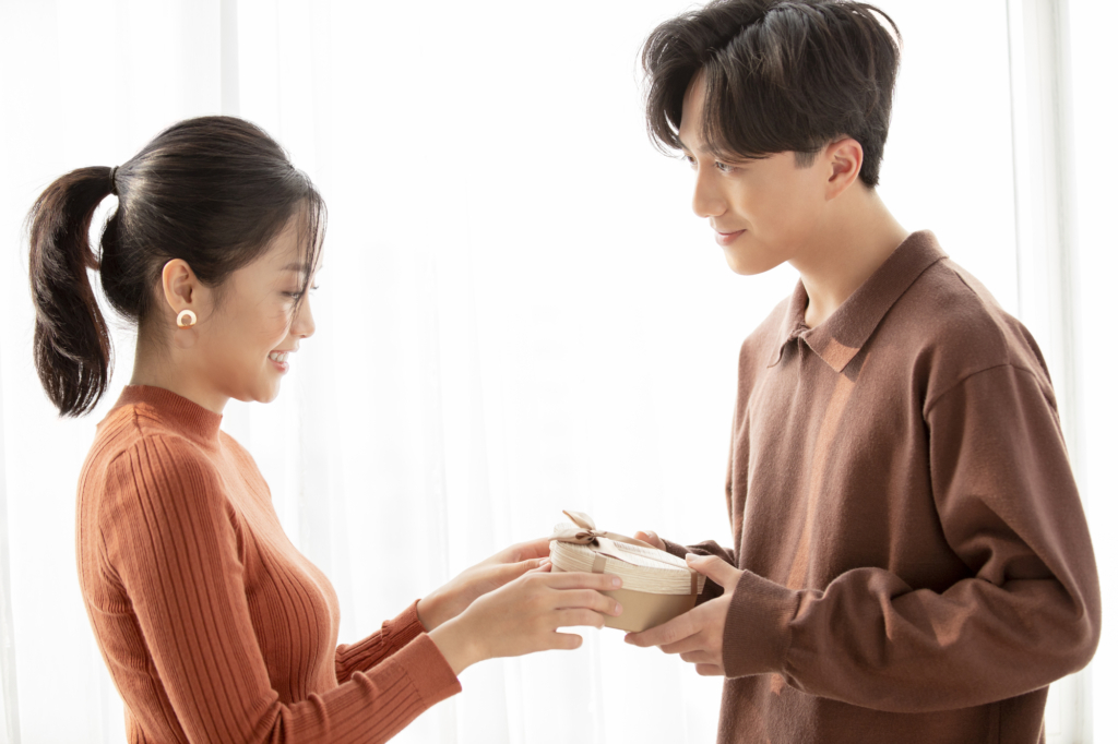 Phụ nữ sẽ trao quà cho ý trung nhân vào ngày Valentine 14/2