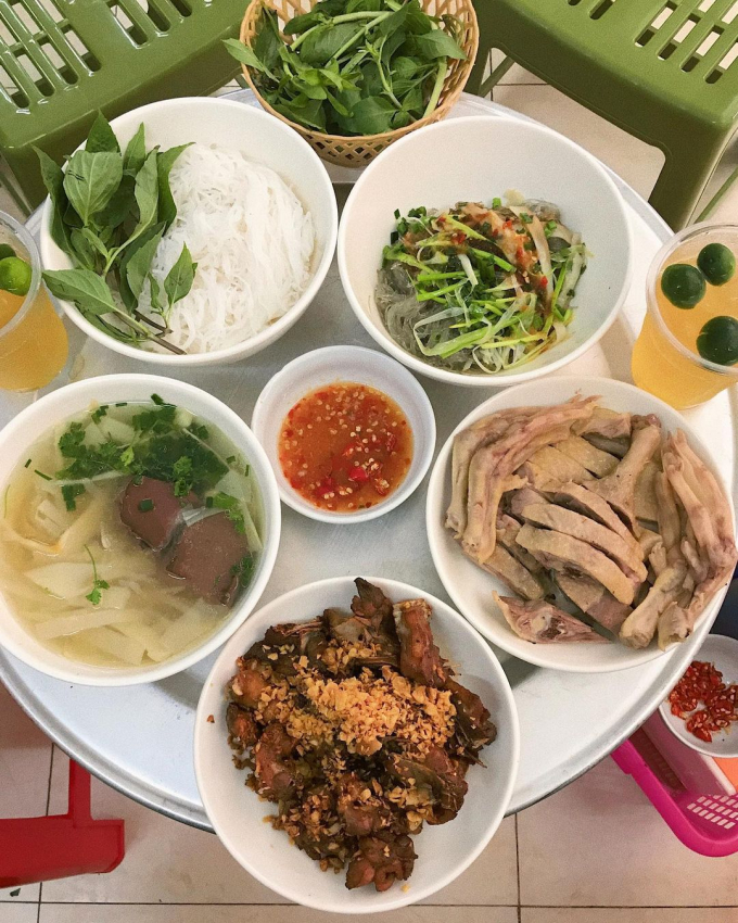 Phần ngan luộc và ngan cháy tỏi 250 nghìn/ nửa con (đã kèm bún + canh măng tiết). Ảnh: @eatenbylong.