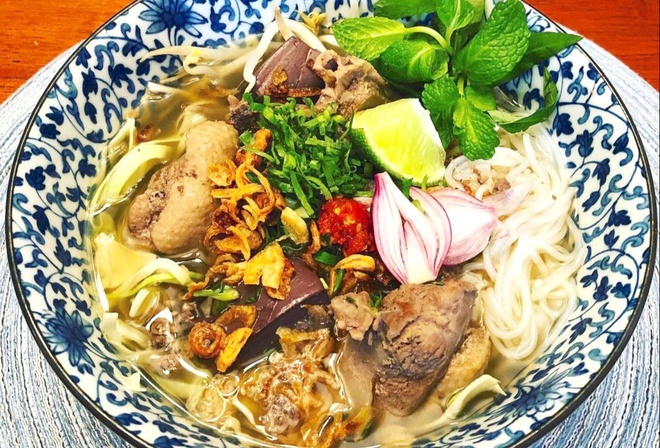 Món bún vịt nấu tiêu nổi tiếng ở Sóc Trăng.