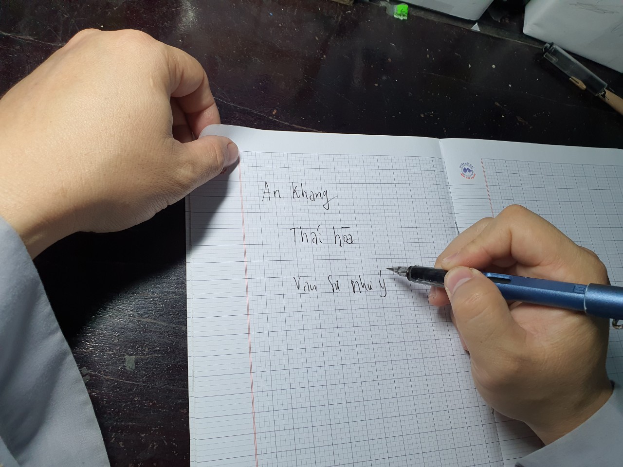 Các nho sĩ, ông đồ văn hay chữ tốt thường khai bút bằng những câu đối hay