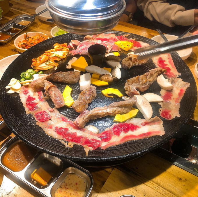 Bàn nướng thịnh soạn tại nhà hàng. Ảnh: @koiiisan.