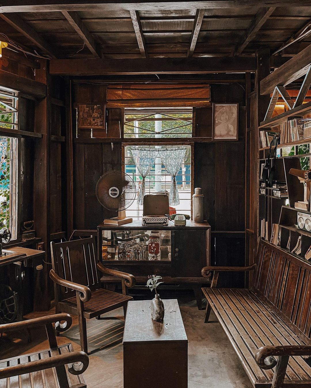 Một điểm hẹn cà phê lý tưởng cho người hay hoài niệm. Ảnh: @leon.cafeteller