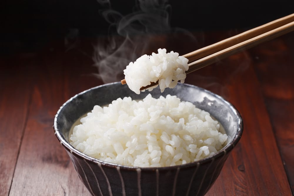 Người Nhật thường ăn cơm trắng kèm hạt dẻ hấp hoặc nấm Matsutake đắt đỏ. Ảnh: Wego