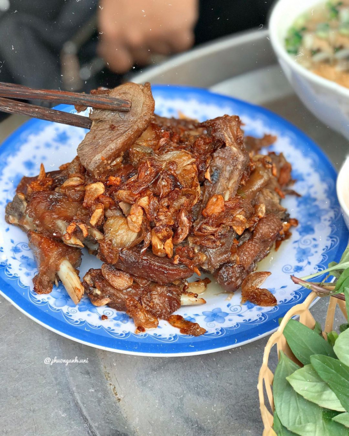 Phần ngan cháy tỏi ăn cùng canh măng, bún ở đây tầm 260 nghìn. Ảnh: @phuonganh.uni.