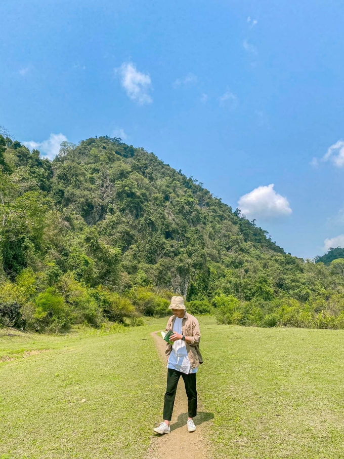 Thảo nguyên bao la với vẻ đẹp mây trời hòa quyện giúp hành trính 'sống ảo' của các bạn trẻ trở nên dễ dàng hơn bao giờ hết. Ảnh: FB Bùi Ngọc Công.