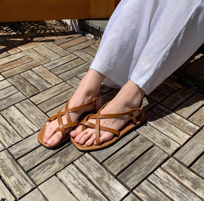 Nếu muốn bản thân trông cao, bạn đừng quên chọn sandals có đế cao từ 3 - 5cm