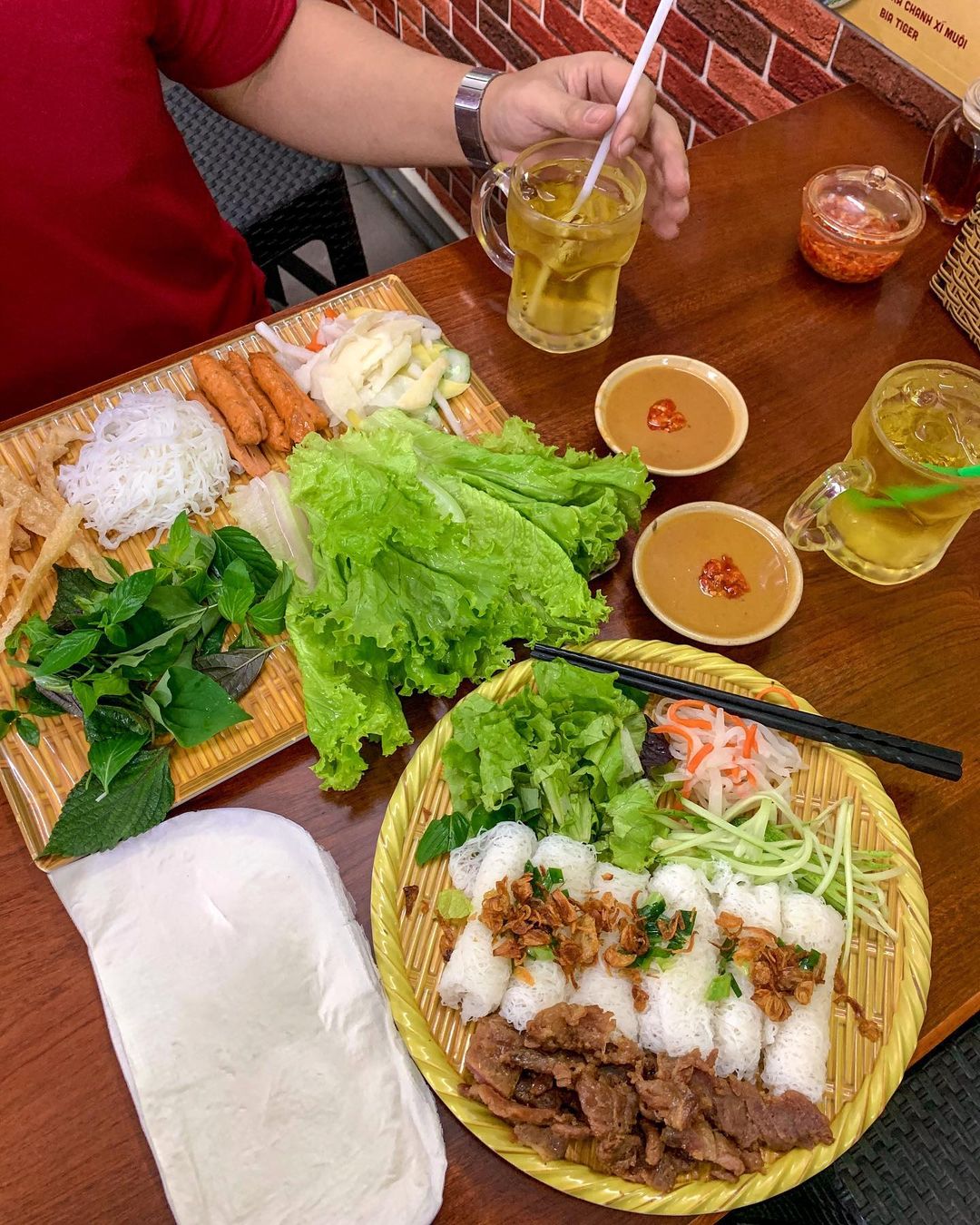 Mẹt nem nướng đủ vị vừa bắt mắt về màu sắc vừa hấp dẫn về hương vị. Ảnh: @_thll91