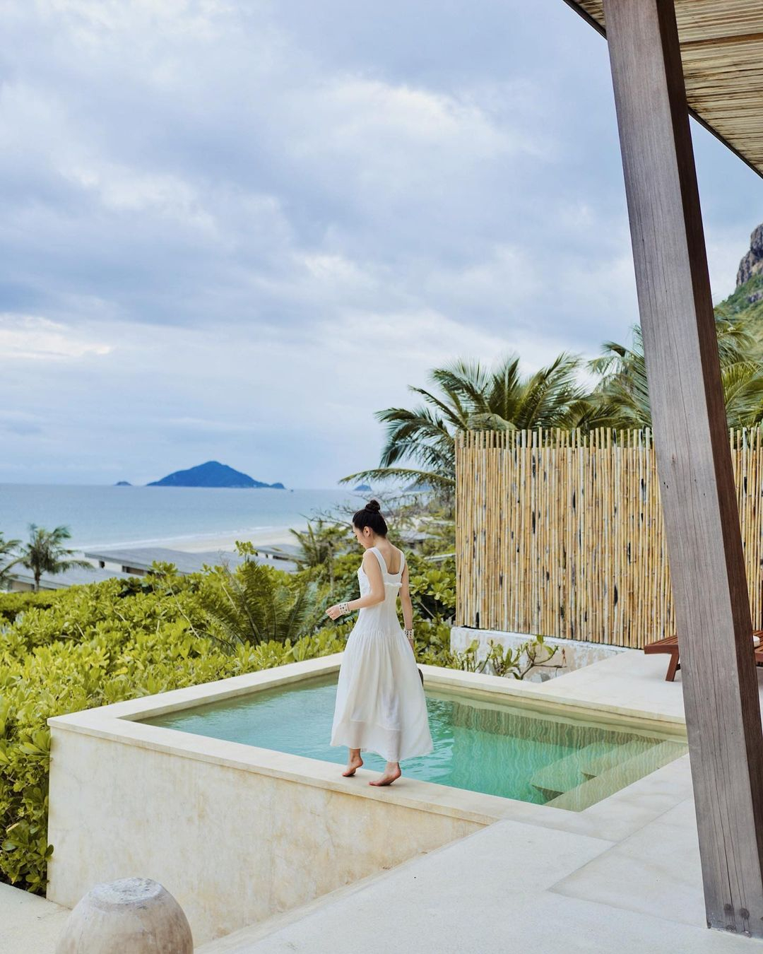 Blogger Chloe Nguyễn tại Six Senses Côn Đảo. Ảnh: @bychloenguyen.