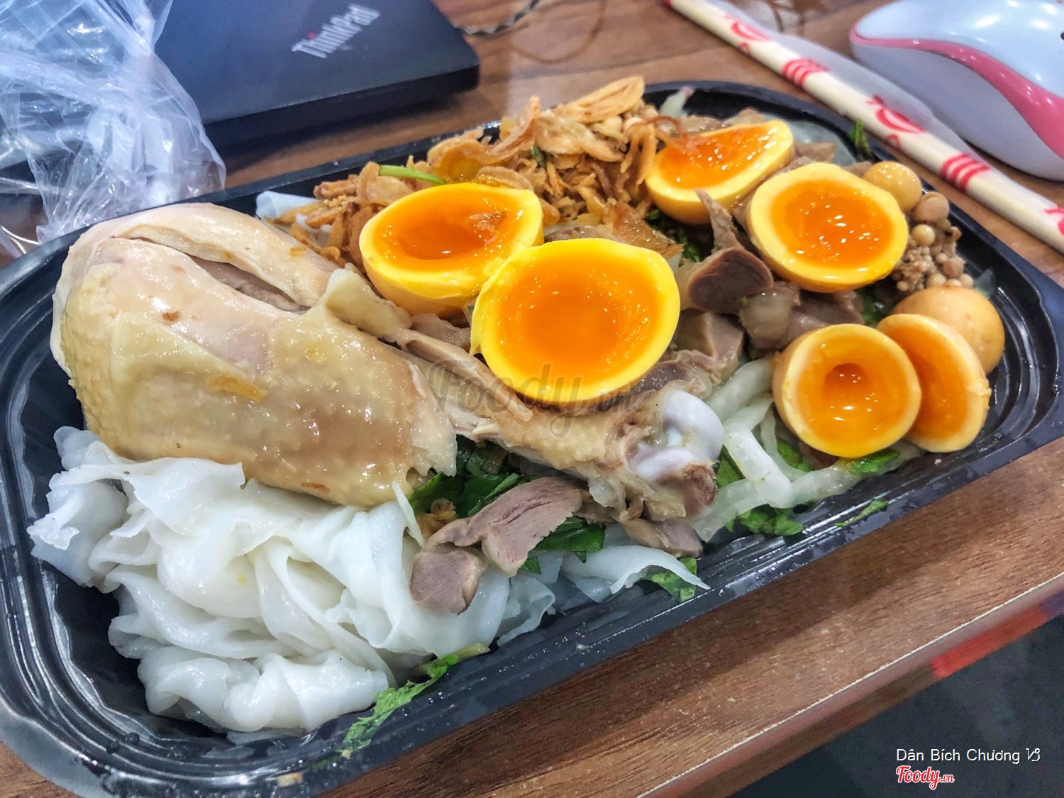 'Bánh ướt ngon, nước mắm vừa vị, lòng gà (chủ yếu là mề gà) siêu nhiều, trứng non ok, thịt gà thì nhiều người nói hơi bở nhưng mình thấy cũng tạm, chấp nhận được'. Ảnh: Dân Bích Chương.