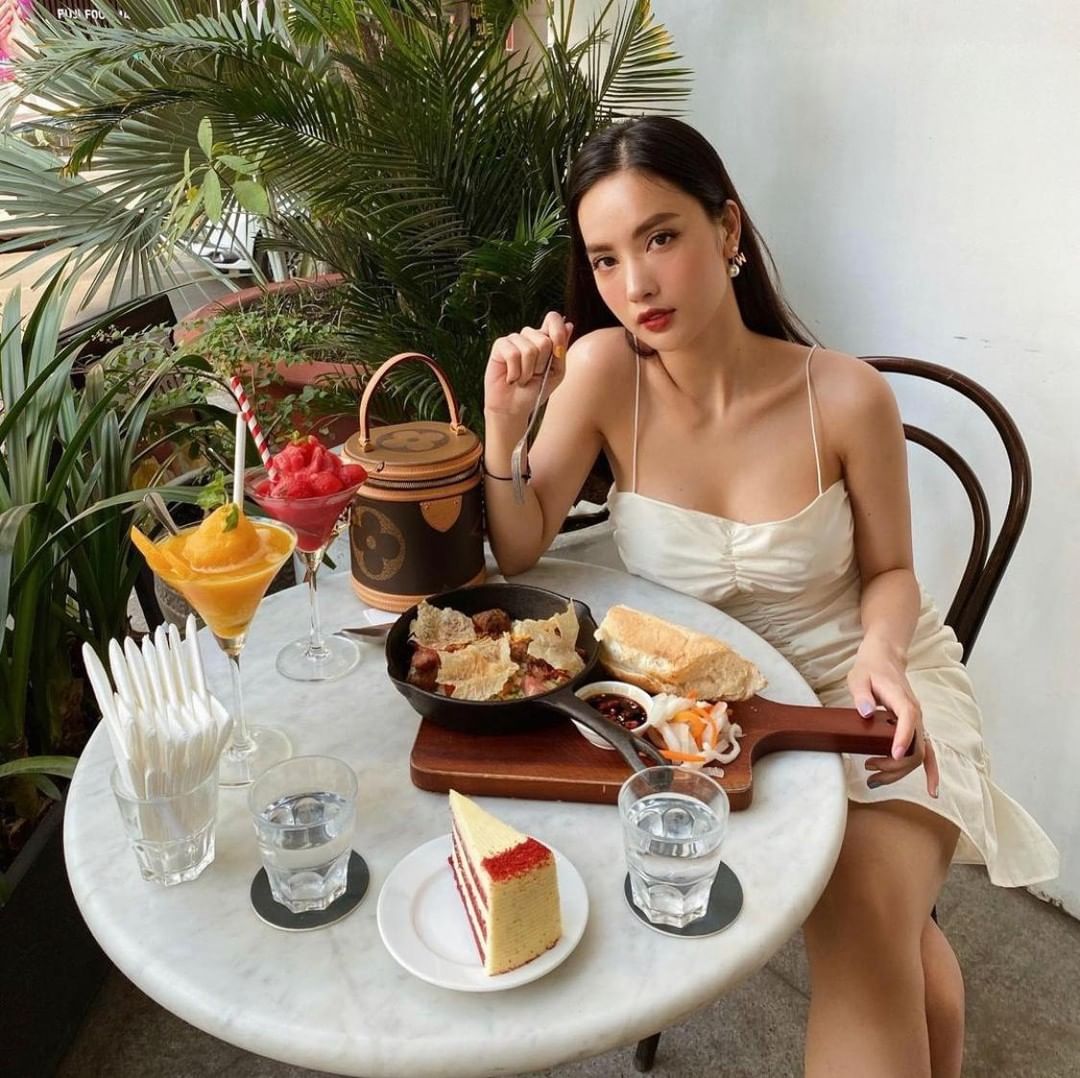 Những quán cafe tone trắng đen là background thích hợp cho người yêu chụp ảnh. Ảnh: @s.sunph