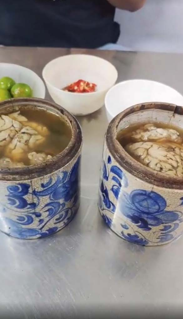 Món ăn đặt trong lư hương khiến nhiều người e sợ.