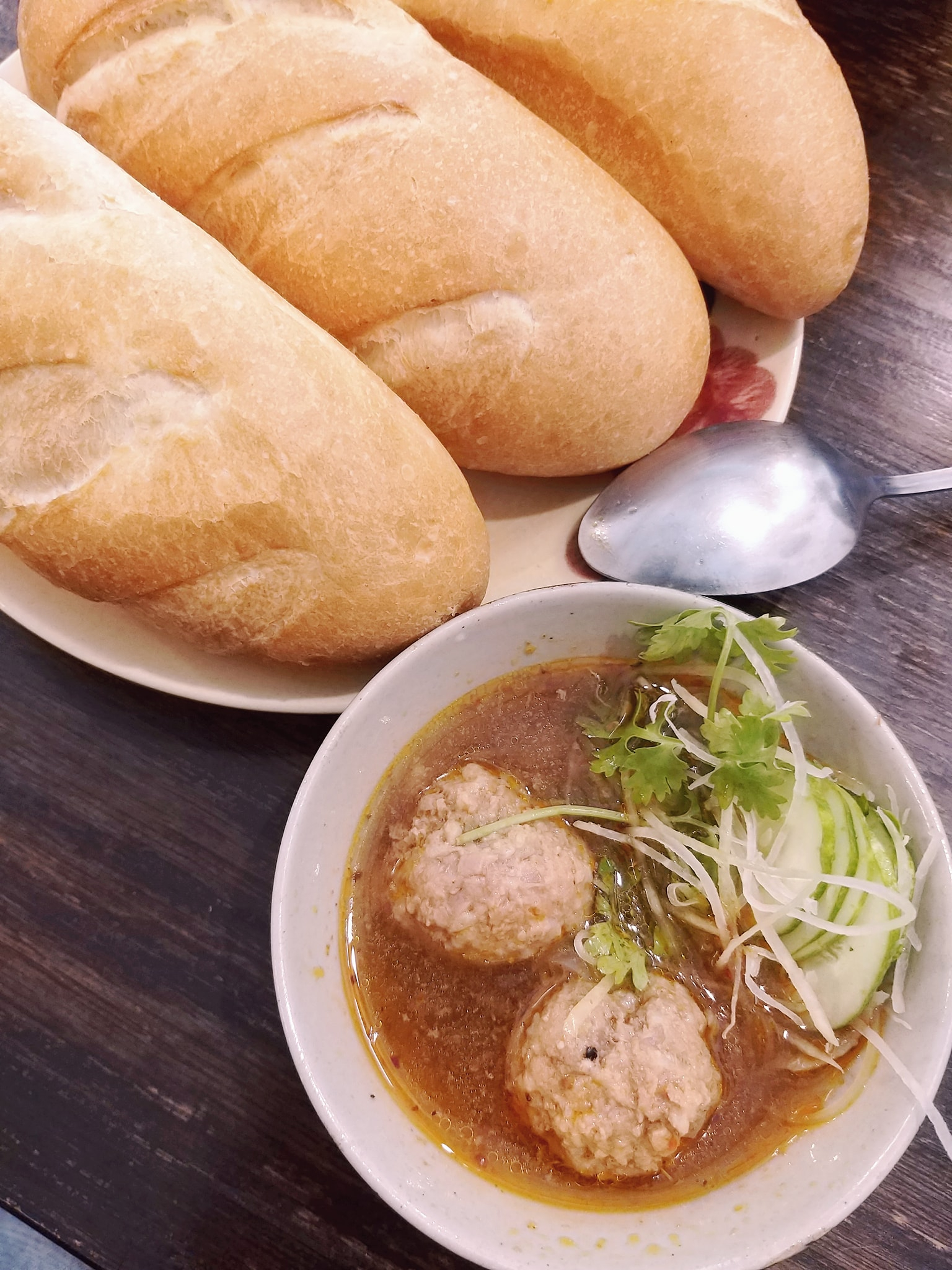 Bánh mì kèm xíu mại - combo không thể quên của ẩm thực Đà Lạt. Ảnh: Nguyễn Nhất Mỹ.