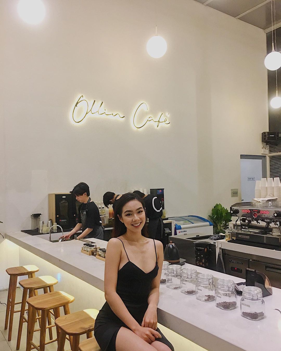 Cách bày trí của quán cũng theo lối tối giản như xu hướng thiết kế hiện nay, tạo nên nhiều góc view đẹp, đủ làm nên những bức hình sống ảo triệu like. Ảnh: @nh___huynh