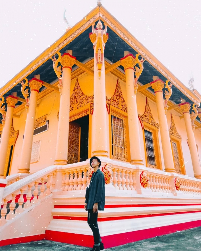 Là ngôi chùa hoành tráng được thiết kế theo hệ phái của Phật giáo Nam Tông, KH'leang trở thành tọa độ hành hương cũng như check in dày đặc của rất nhiều bạn trẻ. Ảnh: @thanhcuong___.