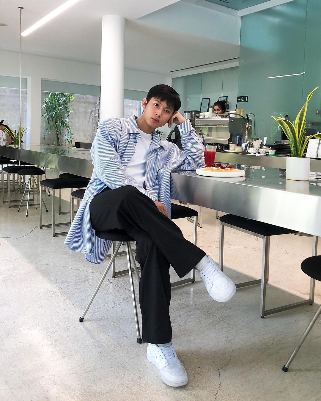 Quán cafe tone trắng đen này có phong cách hiện đại, sang trọng. Ảnh: @twooooe