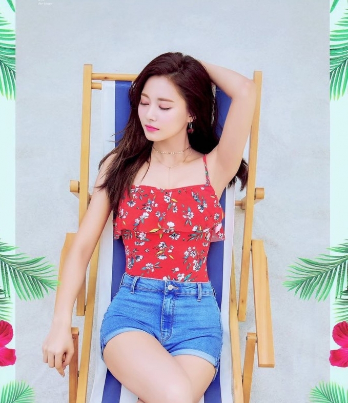 Trước thềm nghỉ lễ 30/4 - 1/5, nên học Tzuyu cách 'độ' dáng để tự tin hơn khi diện áo tắm, trang phục mùa hè... Ảnh: @tzuyu.x.