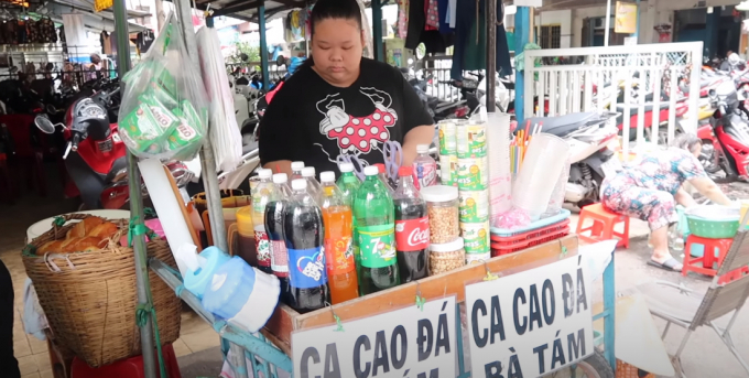 Cacao chấm bánh mì là món ăn nổi tiếng của quán bà Tám.