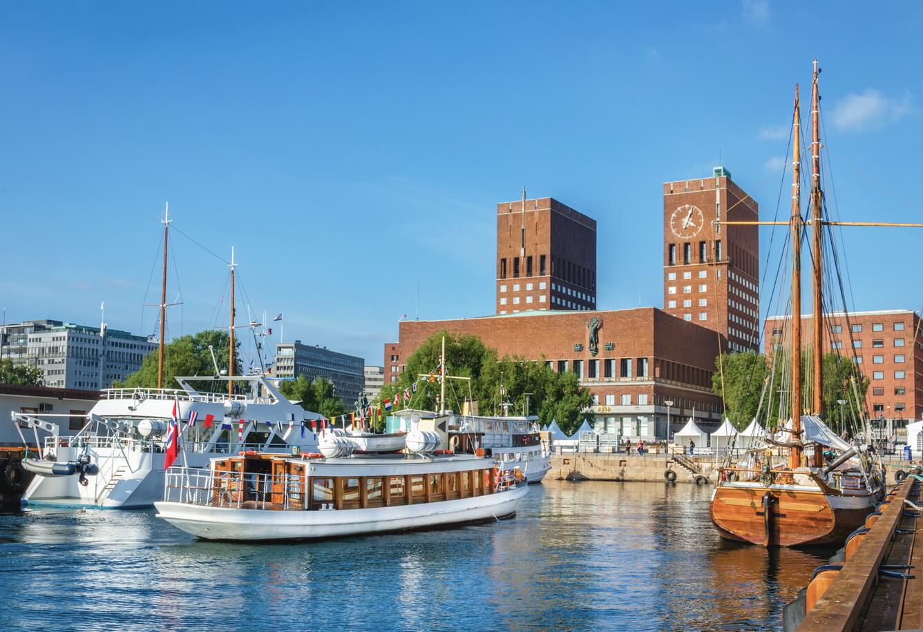 Thủ đô Oslo của Nauy là thủ đô lâu đời nhất của khu vực Scandinavia. Nét quyến rũ của nơi đây đó là bên cạnh việc phát triển kinh tế với những tòa nhà hiện đại, thành phố vẫn lưu giữ những giá trị văn hóa lịch sử của đất nước qua các viện bảo tàng