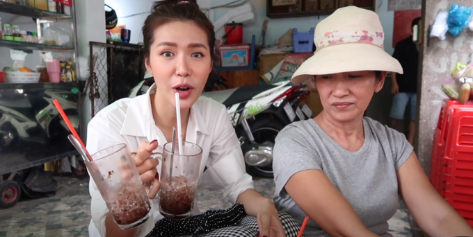 Đến chợ Cao Đạt không thể bỏ qua món cacao chấm bánh mì bà Tám.