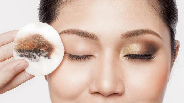 Cách giúp trẻ lâu của phụ nữ Nhật đầu tiên là bước làm sạch da.