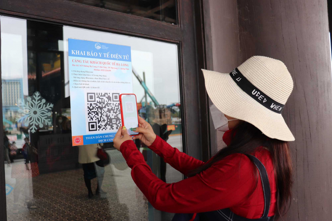 Du khách quét mã QR khai báo y tế tại Cảng tàu khách quốc tế Hạ Long.
