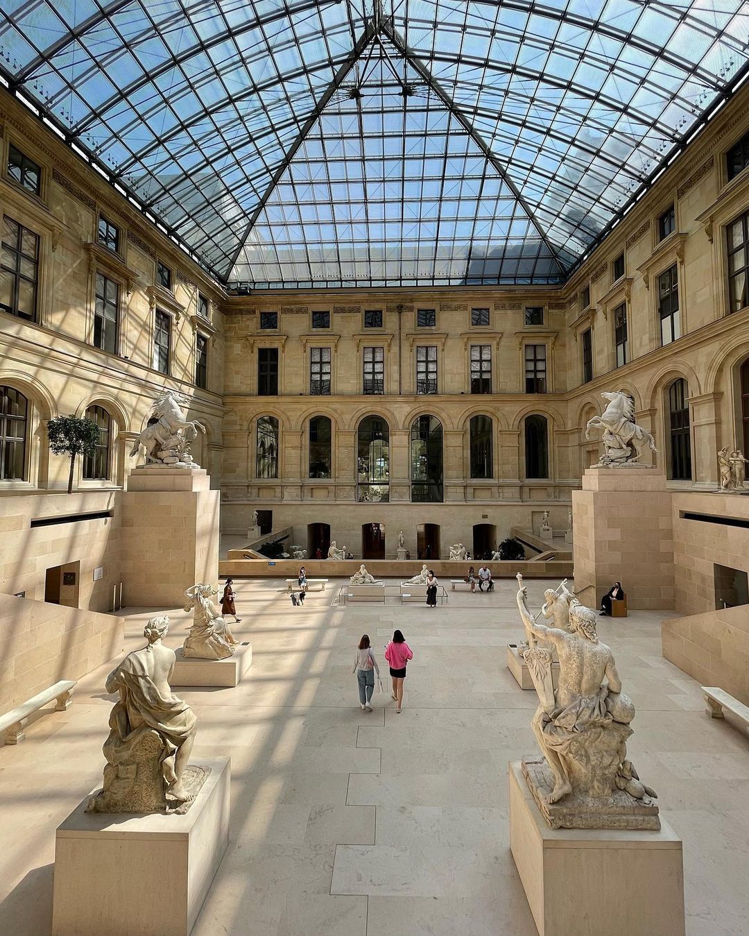 Bảo tàng Lourve ở Pháp. Một đất nước 'thơ' như thế vẫn để lại không ít ấn tượng xấu trong du khách quốc tế. Ảnh: @melizzlesworld