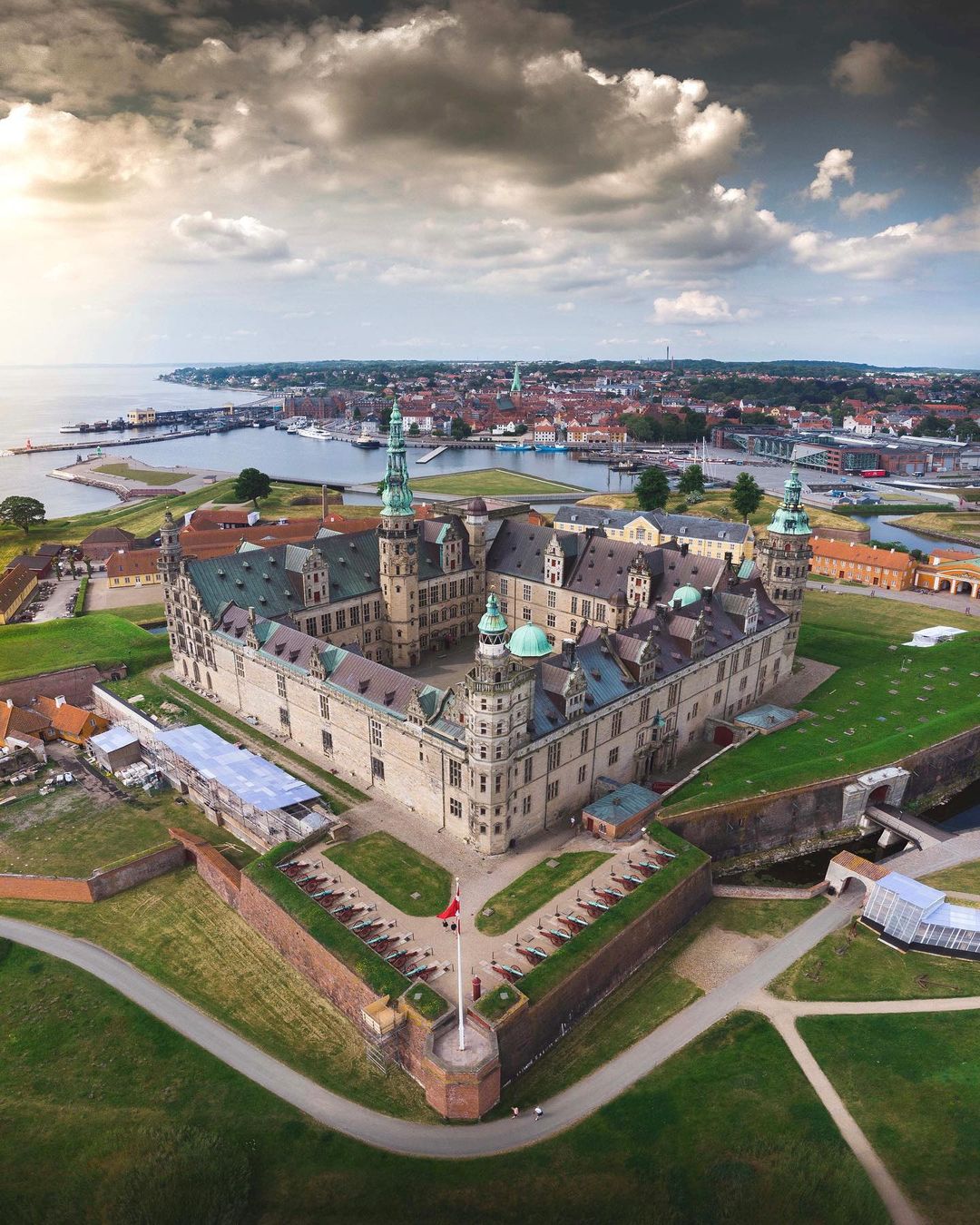 Công trình tiêu biểu nhất của thành phố đó chính là lâu đài Kronborg, được biết đến nhiều nhất thông qua vở bi hài kịch Hamlet của đại văn hào William Shakespeare. Ảnh: @rasmusneslein.