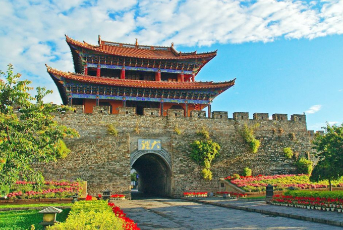 Tường thành sừng sững mang hơi thở uy nghiêm của lịch sử