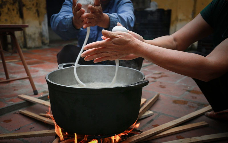 Người nấu 'nắn' bột thành những 'con se' trắng, đều