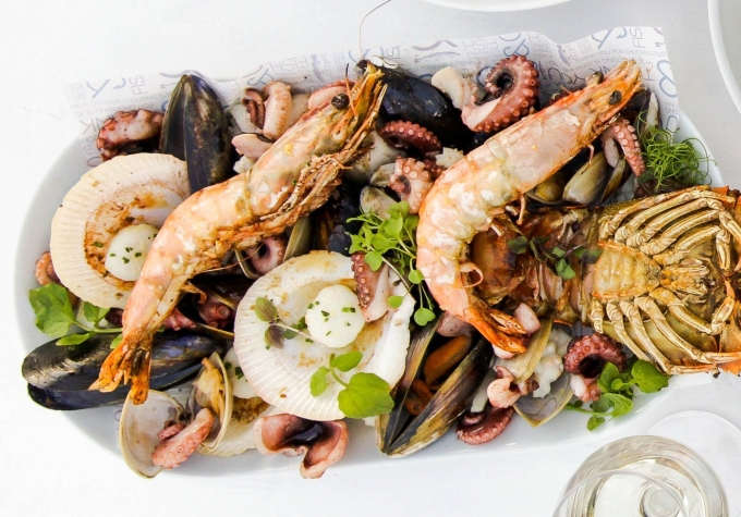 Nên tránh dùng bữa cùng các thực phẩm có tính hàn. Ảnh: FishAndCo