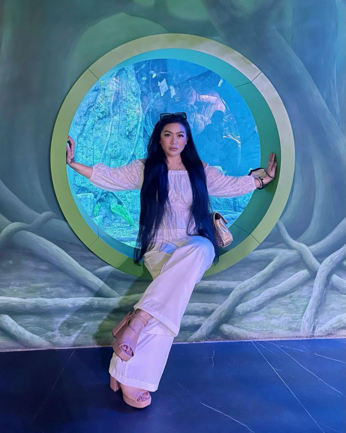 Tạo dáng xinh đẹp với màu xanh biếc của thủy cung (Ảnh: @konniegleadiary)