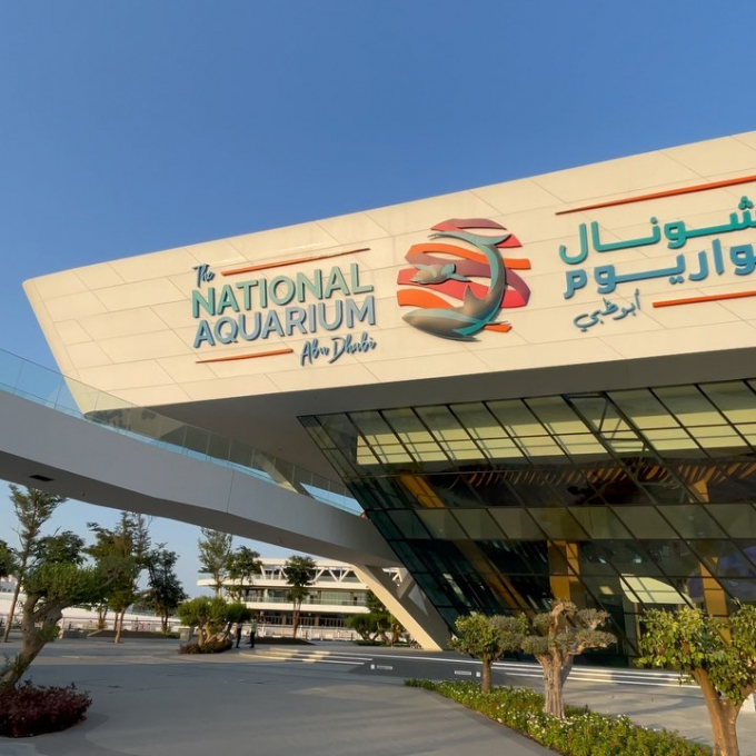 Bên ngoài cổng thủy cung với logo độc đáo, đầy màu sắc (Ảnh: @myabudhabi.ae)