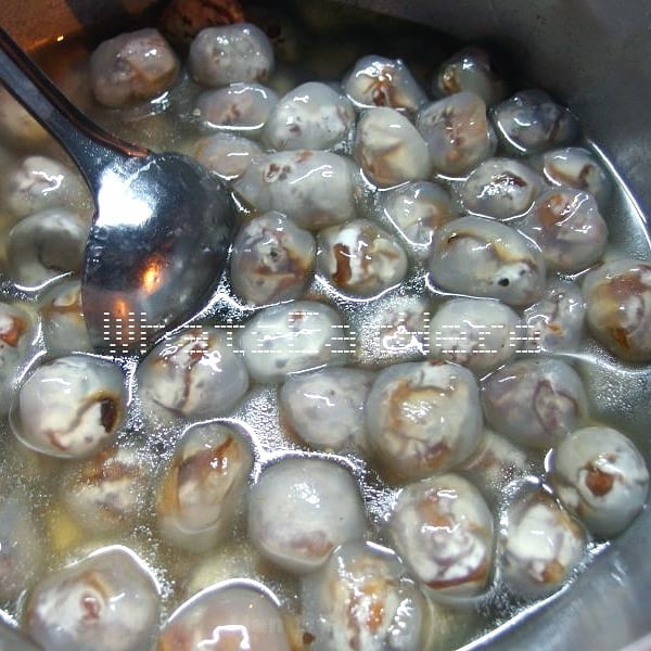 Đặc sản chè bột lọc heo quay ở Huế. Ảnh: @what2eathere