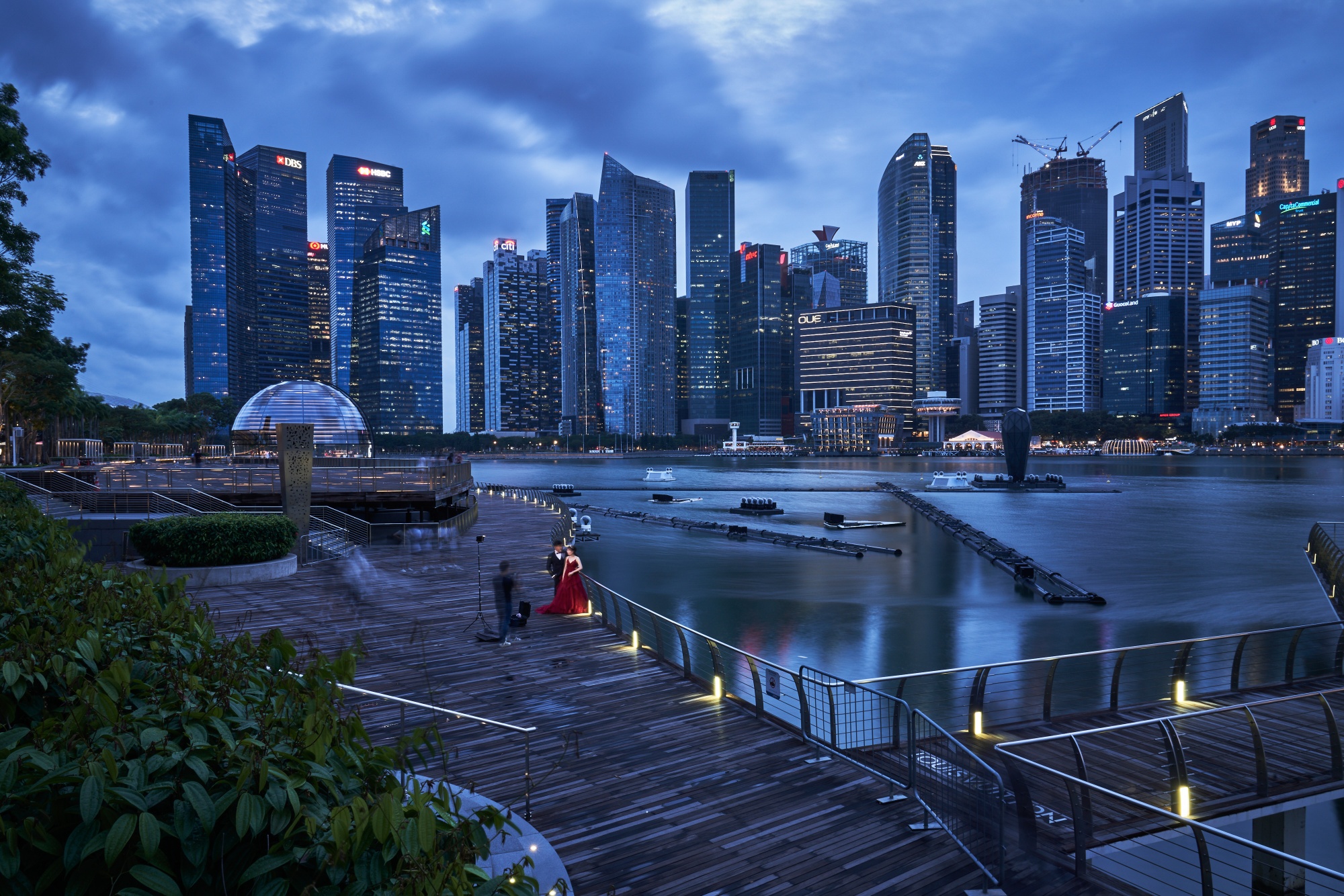 Sự đô thị hóa nhanh chóng khiến người dân Singapore sức cùng lực kiệt. Ảnh: Bloomberg