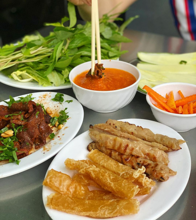 Một suất nem nướng ở Đặng Văn Quyên. Ảnh: @bii.trang