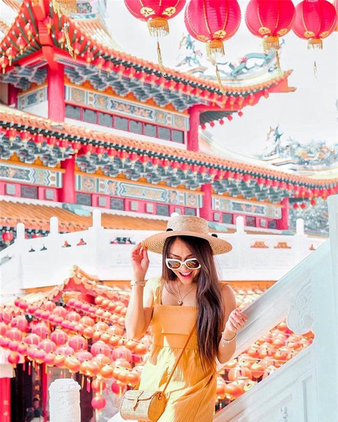 Bởi không có quy định ăn mặc dành cho khách viếng thăm, nhiều người vẫn ăn mặc thoải mái khi tới chùa
