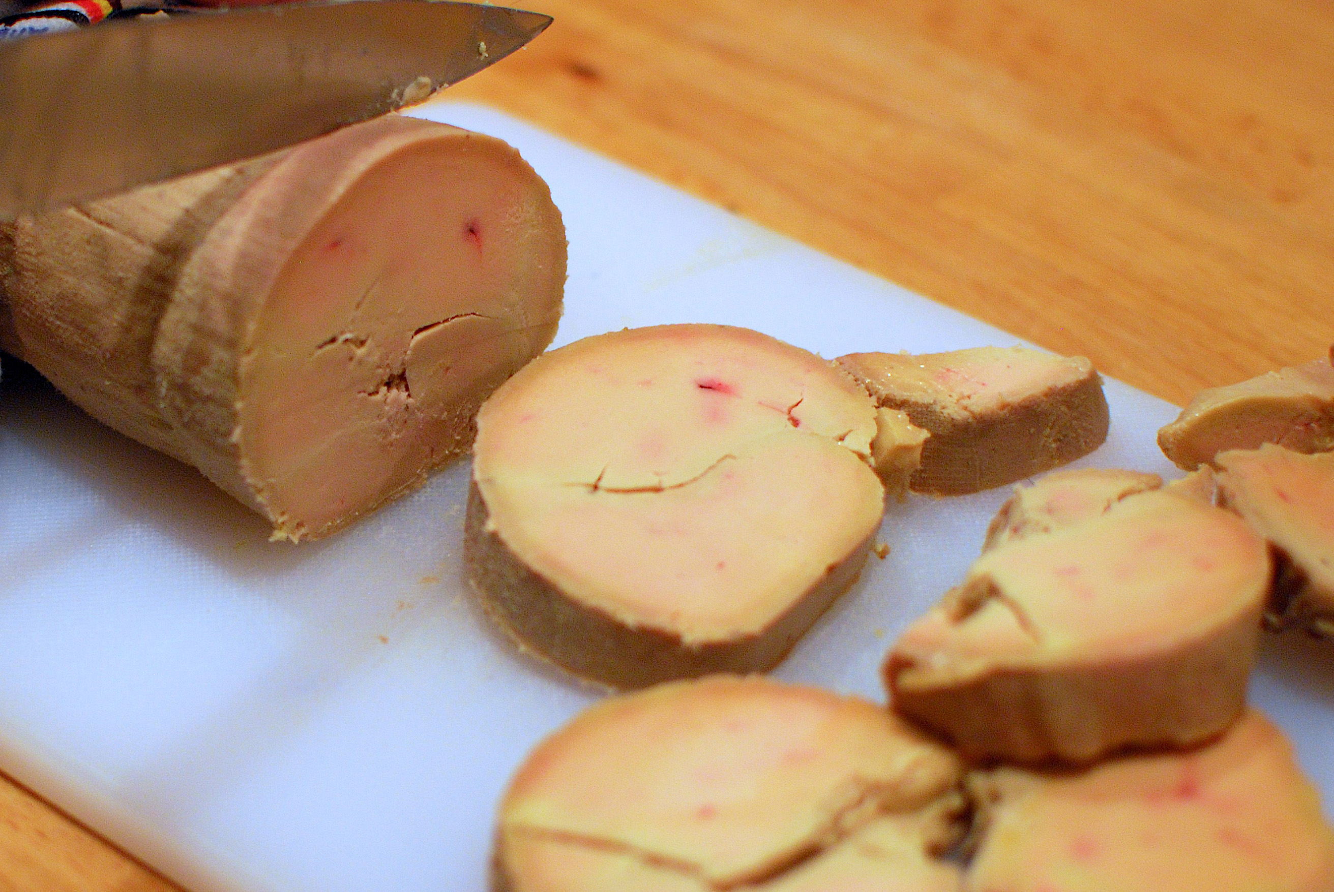 Gan ngỗng (foie gras) gây ra khá nhiều tranh cãi. Món gan vịt hoặc gan ngỗng béo ngậy của Pháp này có thể được bán với giá 125 đô la cho 2 pound (0,9 kg)