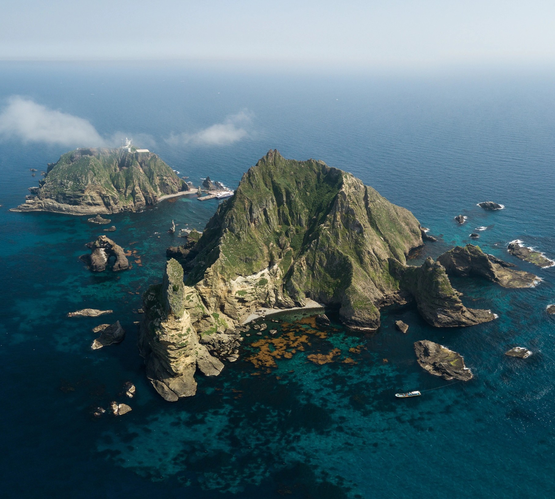 Quần đảo Dokdo là trung tâm của tranh chấp giữa Hàn Quốc và Nhật Bản kéo dài hơn 300 năm. Ảnh: TIM FRANCO | National Geographic